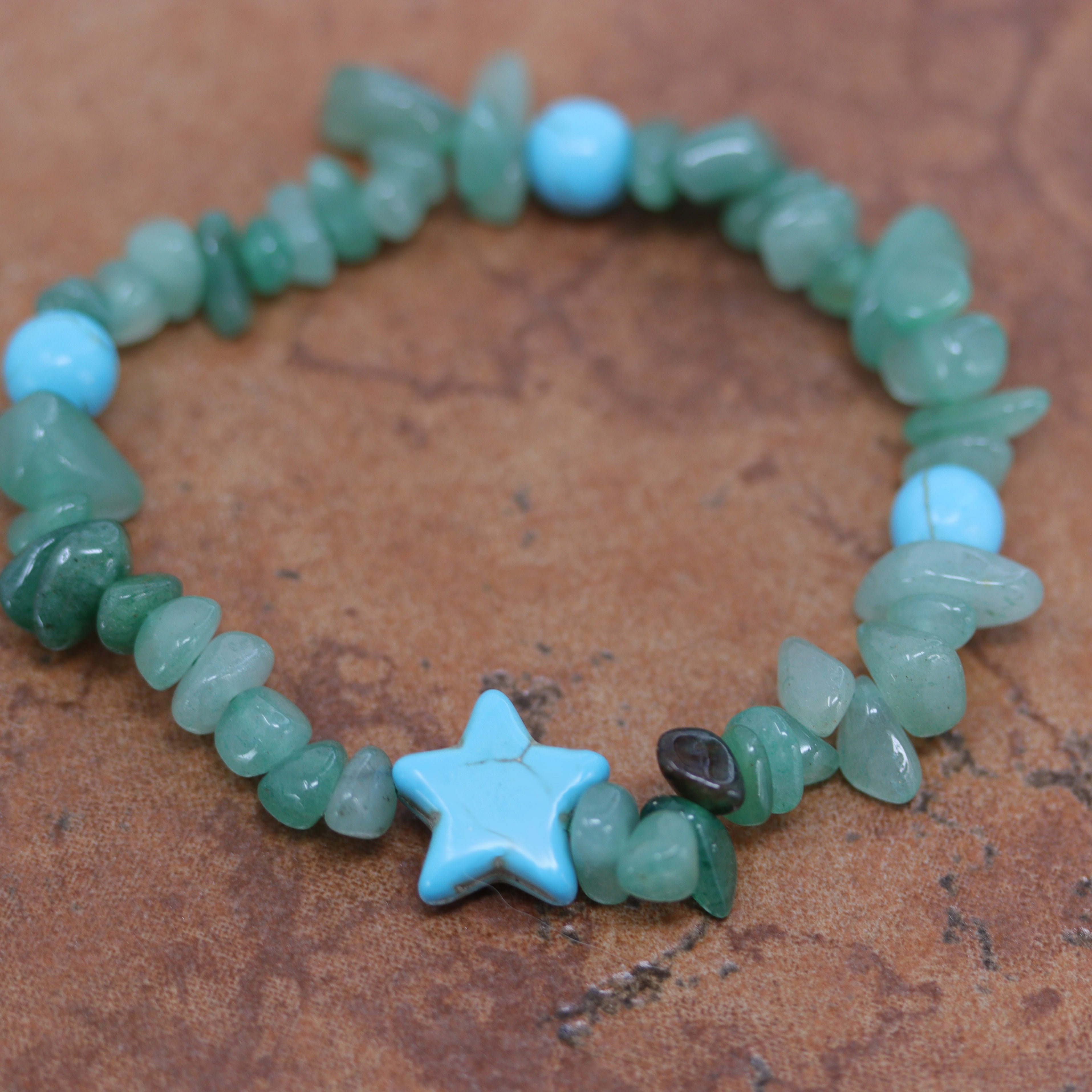 Unique green aventurine chip star bracelet that fits sizes 6" (more loose) to about 9" (tighter fit). The width of the bracelet is 1/2" at the nuggets.